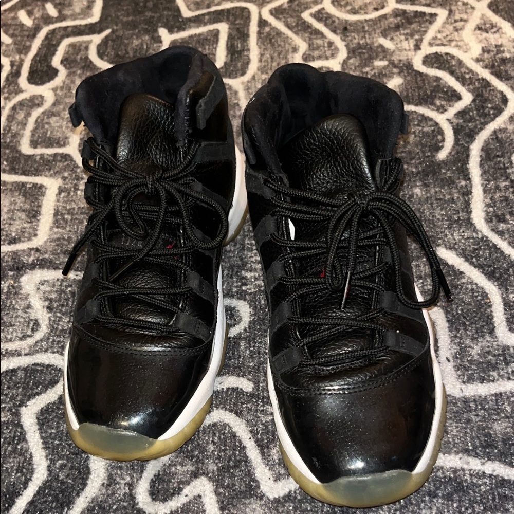 Retro 11s, unisex  — black and red, size 6Y